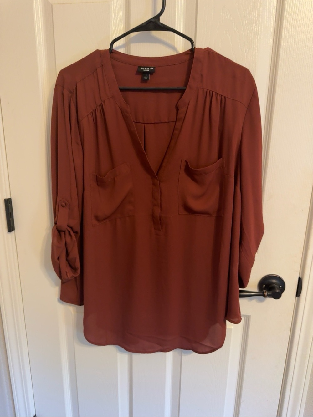 Torrid Harper Rust Blouse Size 1 14/16 Roll Tab Sleeve V-Neck Pocket Top